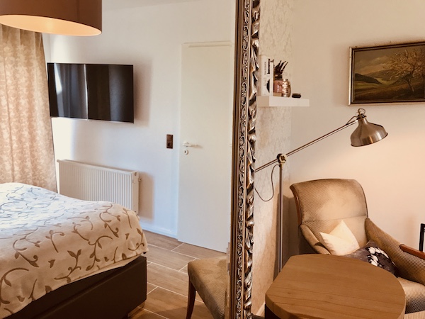 Schlafzimmer mit Boxspringbett